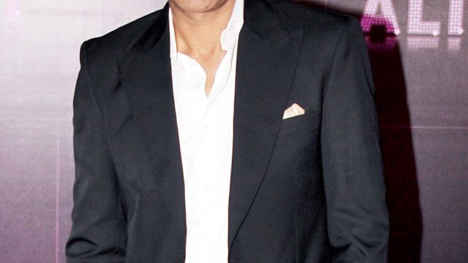 Manoj Bajpayee to hold a screening for three Khans!